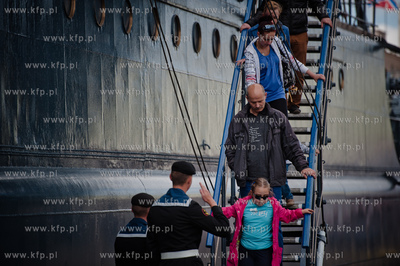 Port w Gdyni. Tlum ludzi oglada i zwiedza zacumowane...