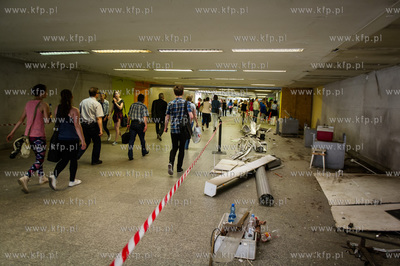 Gdansk. Rozbiorka punktow handlowych znajdujacych sie...