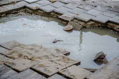 Gdansk. Awaria sieci wodociagowej na skrzyzowaniu ulic...