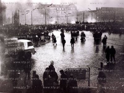 Grudzien 1970 roku w Gdansku, tlum pod Komenda Miejska...
