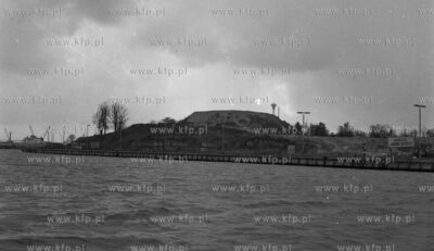 Usypywanie kopca pod pomnik Obroncow Wybrzeza na Westerplatte...