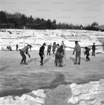 Lodowisko na Osiedlu Mlodych w Gdansku Oliwie na koncu...