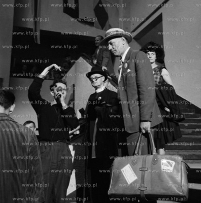 Aktor Zdzislaw Karczewski (z walizka) na 
planie filmowym...