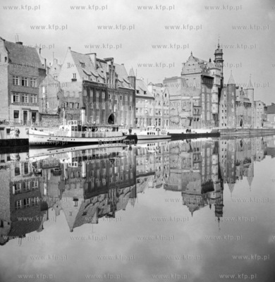 Gdansk odbity w wodach Motlawy. Dlugie Pobrzeze.  Widac...