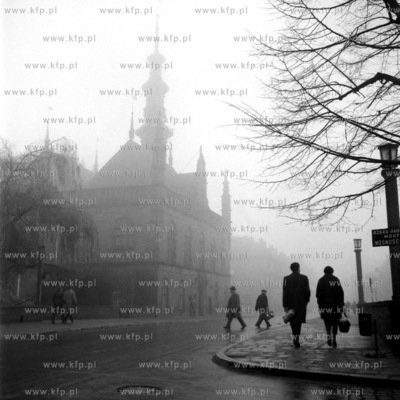 Mglisty poranek na ulicy Korzennej w Gdansku. 1963
0007521z
Fot....