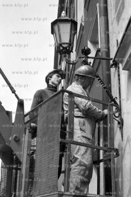 Pracownicy Rejonu Oświetlenia Ulic z Sopotu konserwują...