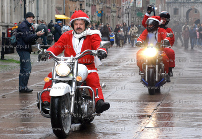 Okolo 380 Mikolajow na swych wspanialych dwu  i czterokolowych...