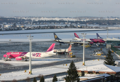 Gdansk, Rebiechowo. Zima na lotnisku. Nz. Plyta postojowa...