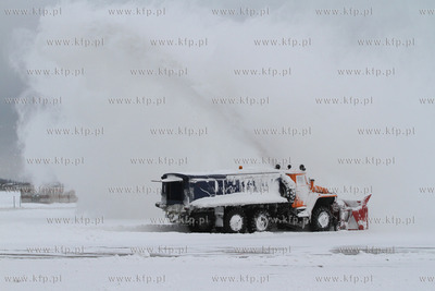 Zima na lotnisku Gdansk Rebiechowo. Nz. Odsniezanie...