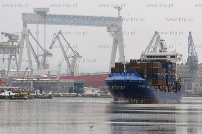 Niedzielny ruch statkow w gdynskim porcie. Nz. Wychodzacy...