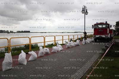 Tczew przygotowuje sie na nadejscie fali powodziowej....