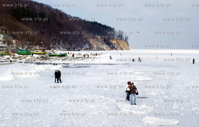Zatoka gdanska zamarzla wskutek duzych mrozow na okolo...
