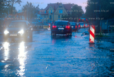 Obfite opady deszczu spowodowaly liczne podtopienia...