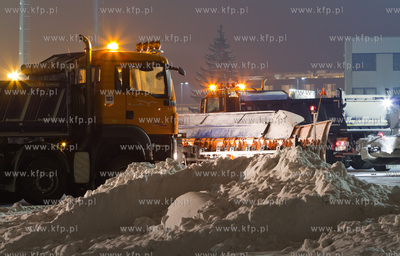 Zima na gdanskim lotnisku. Nz. Pojazdy Akcji Zima....