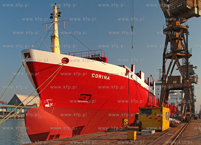 Kontenerowiec Zeglugi Gdanskiej Corina w porcie gdanskim.
06.03.2013
Fot....