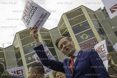 Protest mieszkancow Słupska przed dworcem PKP w sprawie...