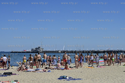 Sopot. Plaza. Okolo godz 13 do morza na wysokosci wejscia...