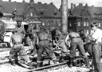 Budowa trakcji tramwajowej na gdanskim Bledniku przy...