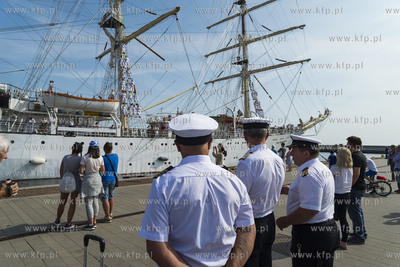 Dar Młodzieży wpływa do Nabrzeża Pomorskiego w...