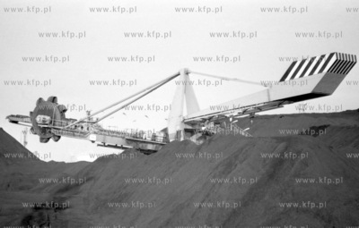 Przeladunek wegla w Porcie Polnocnym w Gdansku. 3listopad75_z.kosycarz_p26...