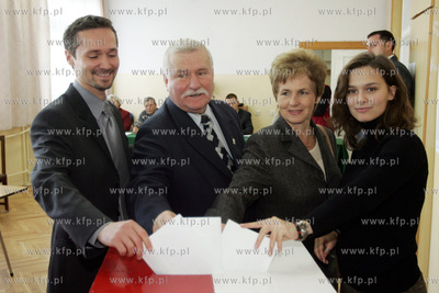 Wybory prezydenckie, na zdjeciu Jaroslaw, Lech, Danuta...