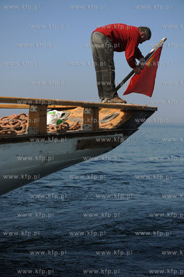 Zniszczony kadłub zaglowca Gen. Zaruski został odholowany...