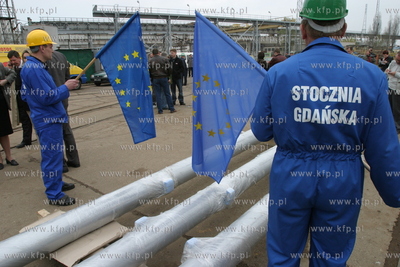 Maszty na ktorych zawisna flagi nowych czlonkow Unii...