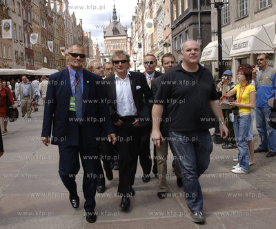 Gdansk. Rod Stewart podczas spaceru po Dlugim Targu....