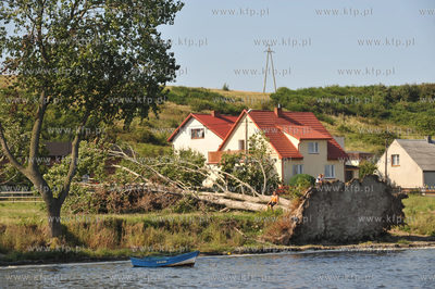 Swarzewo nad Zatoka Pucka. Male molo z zacumowanymi...