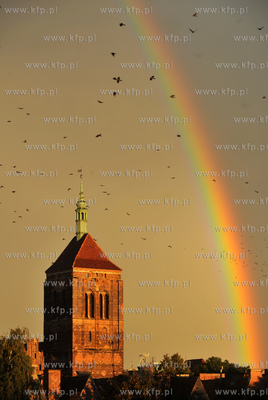 Tecza nad Gdanskiem po przejsciu burzy. NZ. kosciol...