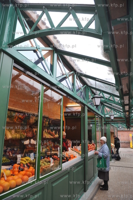 Nowe stragany owocowo - warzywne na Placu Dominikanskim...