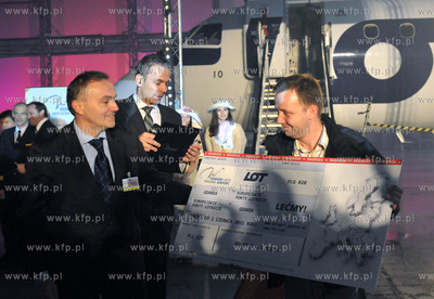 Uroczystosc powitania 2 milionowego pasazera na lotnisku...