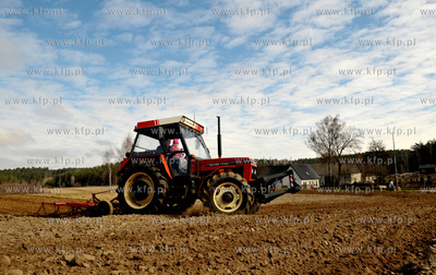 Wiosenne prace rolne w Sulminie na Kaszubach. 14.04.2011...