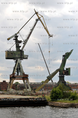 Demontaz ostatnich dzwigow w tej czesci Stoczni Gdanskiej,...