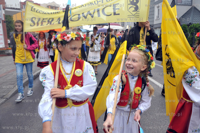 XIII Swiatowy Zjazd Kaszubow w Leborku. Barwny korowod...