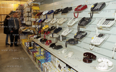Polka z telefonami w supermarkecie M3 budowlanym oraz...