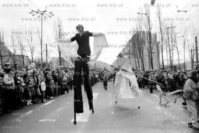 Powitanie wiosny w Gdyni. Parada na ul. Swietojanskiej....