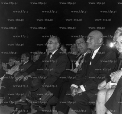 Na widowni Festiwalu Piosenki siedzi miedzy innymi...