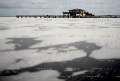 Puck. Zamarznieta Zatoka Pucka. 14.01.2010 fot. Krzysztof...