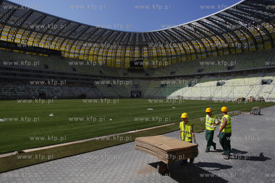 Gdansk. Polozono murawe na plycie boiska stadionu PGE...