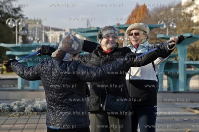 Zajecia z nordic walking grupy gdynskiego Centrum Aktywnosci...