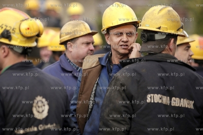 Strajk w Stoczni Gdanskiej. Stoczniowcy zadaja wyplacenia...