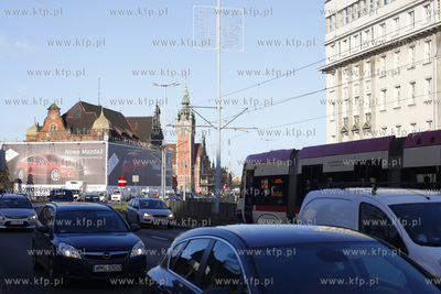 Ogromna reklama na dawnej przychodni kolejowej w Gdansku.
28.11.2013
fot....