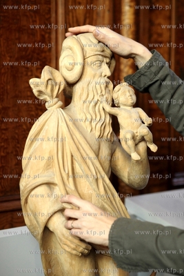 Gdansk. Dwor Artusa. Wystawa Prosimy dotykac eksponatow,...