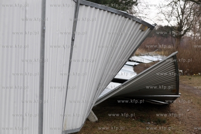 Gdansk. Wichura. Nz. przewrocony plot okalajacy likwidowany...