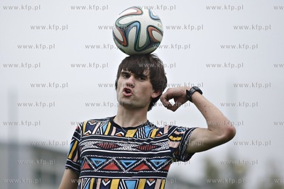 Gdansk Zaspa. Pilkarski turniej dzikich druzyn Do przerwy...