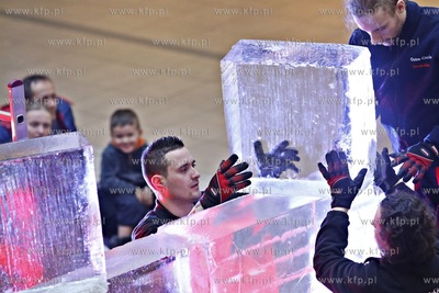 Galeria Przymorze. Pokaz rzeźbienia w lodzie połączony...