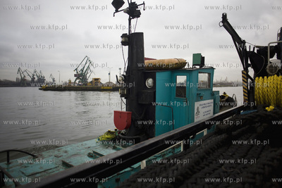 Transport historycznego holownika Okoń z przystani...