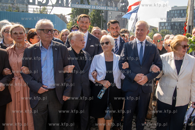 Gdańsk. Plac Solidarności. Symboliczne otwarcie bramy...