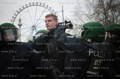 Berlin. Demonstracja grup lewicowych i antyfaszystow...